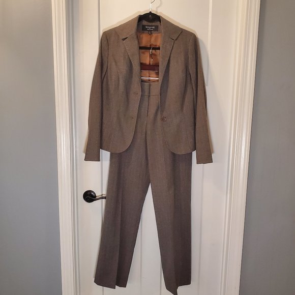 Signature by Larry Levine Women's 2 piece Pant Suit - Picture 1 of 8